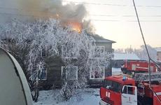 В посёлке Искателей Ненецкого округа идёт тушение пожара в жилом доме по улице Строителей