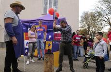 В Майкопе пели песни под караоке и чеканили монеты