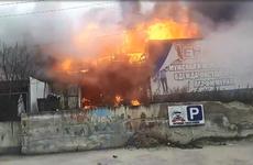 В Петушках загорелись торговые ряды на площади 1,5 тыс. кв. м