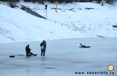 Череповецкие подростки катались по тонкому льду на мотоциклах