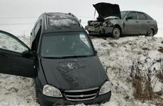 Водитель «Приоры» выкинул с дороги в Мордовии поворачивающий «Шевроле»