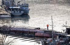 Затонувший в Севастополе корпус подлодки начали буксировать к месту утилизации