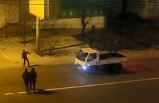 Толпа хулиганов в Чите ночью забросала камнями грузовик