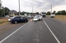 На Ставрополье перевернулась легковушка, пострадала семья с двумя детьми
