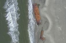 На побережье Баренцева моря продолжается резка брошенных барж