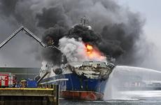 В Норвегии затонул горевший российский траулер