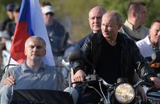 Аксенов объяснил, почему ездил с Путиным на мотоцикле без шлема