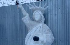 Заключенные в Чувашии слепили из снега статую Свободы ради духовного оздоровления