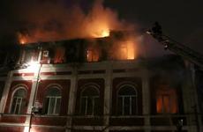 В центре Астрахани горит жилой трехэтажный дом