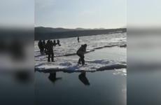 На Сахалине в заливе Мордвинова отошел лед, около 300 рыбаков оказались в ловушке