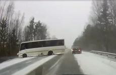 Опубликовано видео аварии с автобусом в Ленинградской области
