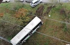 Пассажирский автобус слетел в кювет во Владивостоке
