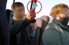 В Приморье водитель автобуса попросил женщину надеть маску и получил палкой по спине