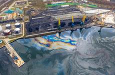 В акватории Находки зафиксировали огромное нефтяное пятно