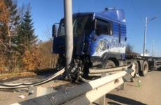 Ночью водитель Toyota Hiace влетел в КамАЗ дорожников Владивостока – грузовик завалился на бок
