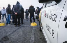 Во Владивостоке пьяный пассажир угнал такси с таксистом на капоте
