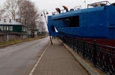 Баржа врезалась на ходу в набережную Белозерска