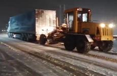 Донские сотрудники ГИБДД помогли КАМАЗу выбраться из снега