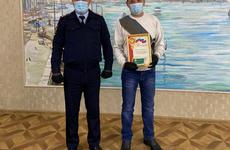 Полицейские наградили волжанина за помощь в задержании домушника