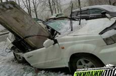 Падение плиты на авто во Владивостоке расследуют в рамках уголовного дела