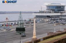 В Волгограде устанавливают первую новогоднюю елку
