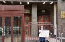 Борьба продолжается: сторонники местного времени пикетировали здание администрации Волгоградской области
