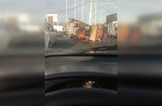 Упавшая с тягача машина дорожников парализовала движение на СЖМ Ростова