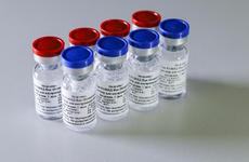 Вакцина "Спутник V" поступила в 83 региона России