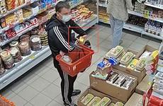 Видеокамеры в сетевых магазинах Волгоградской области зафиксировали серийных воришек дорогих продуктов