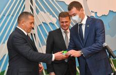 Юрий Трутнев передал Михаилу Дегтяреву новогодние просьбы детей с «Елки желаний»