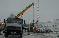 Искусственные ели устанавливают на главных площадях Вологды