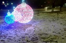 В Волгограде полицейские вернули украденного снеговика-музыканта