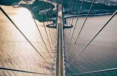 Спасатели МЧС России продолжают очищать ванты моста на остров Русский