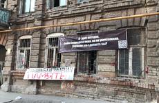 В Ростове люди массово несут цветы к дому, который должны снести