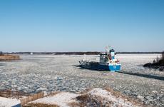 Из-за сильного ветра спасатели предупредили о быстром обледенении судов в Азовском море