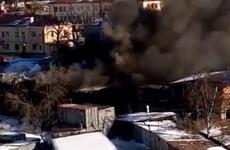 Во Владивостоке загорелся ангар с катером на крыше