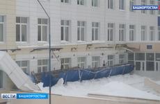 В Башкирии под тяжестью снега обрушился козырек школы