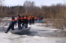 Провалившегося под лед мальчика продолжают искать в Вологде