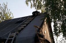 Пензенец забрался на крышу припаркованного около магазина автомобиля