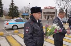 «Цветочный патруль» ГИБДД поздравил с 8 Марта более 1 тыс жительниц Ставрополья