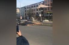 В Махачкале ураган обрушил крышу, пострадали люди