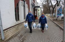 Вологжан просят помочь с доставкой продуктовых наборов