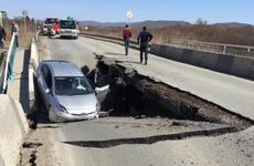 Обрушение моста в Приморье запечатлел регистратор машины, угодившей в провал