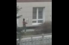 Пермяк разбил металлическим ограждением окно в прокуратуре Пермского края. ВИДЕО