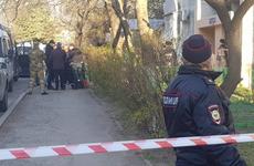 В Пятигорске мужчина взял в заложники сестру и ее детей. Он требует $200 млн и истребитель