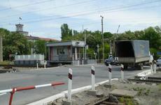 Движение через железнодорожный переезд закрыли в Таганроге