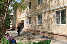 Упавший с крыши строитель находится в тяжелом состоянии в реанимации БСМП Волгодонска