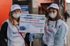 В Выборгском районе распространили 15 000 бесплатных масок