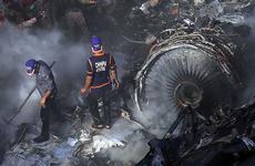 Момент падения самолета в Пакистане попал на видео