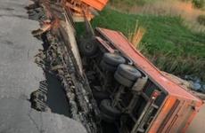 Грузовик с прицепом обрушил мост в Волгоградской области